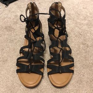 EUC Crown Vintage strappy Sandals